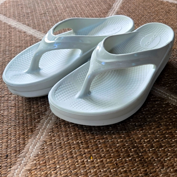 OOFOS Women's White Sandals - Picture 1 of 10